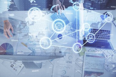 Kadın ve erkeğin birlikte çalıştığı çifte pozlama ve sosyal ağ temalı hologram çizimi. İnsanlar konsepte bağlanır. Bilgisayar arkaplanı.