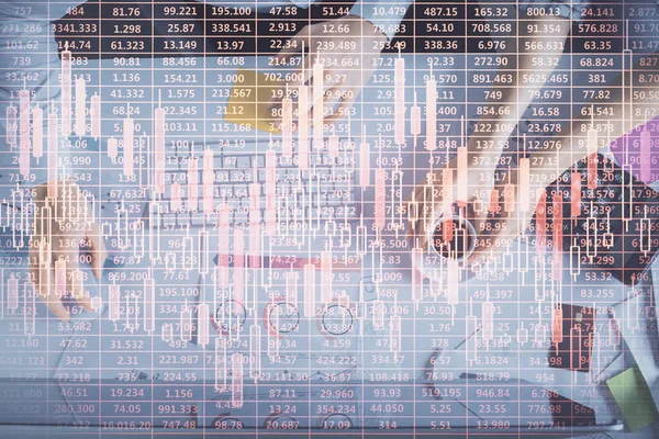 男女が共同作業し 財務チャートのホログラム図面の二重露光 市場分析の概念です コンピュータの背景 トップ表示 — ストック写真