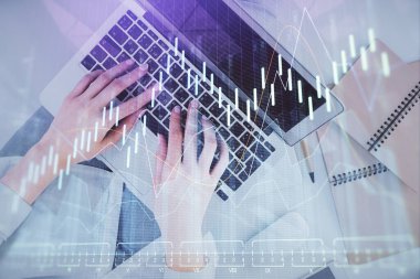 Bilgisayar ve ön grafik hologram çizimi üzerinde çalışan kadın elleri çift pozlama. Üst Manzara. Mali analiz kavramı.