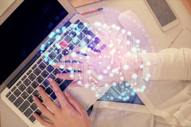 Bilgisayar ve insan beyin hologramı çizimleri üzerinde çalışan bir kadının çifte pozu. Üst Manzara. Ai kavramı.