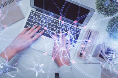 Bilgisayar ve nöron hologramı çizimleri üzerinde çalışan kadın elleri çift pozlama. Üst Manzara. Bilim konsepti.