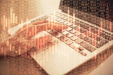 Bilgisayarda ve ön x grafik hologram çiziminde kadın eli yazarken çift pozlama. Borsa analizi kavramı.