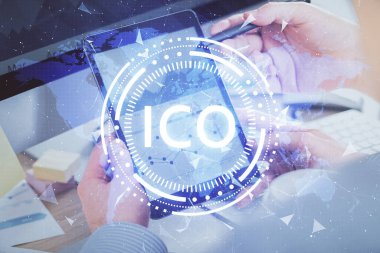 Bir adamın elini tutarken ve telefon ve kripto para birimi engelleme teması kullanırken çift pozlama.