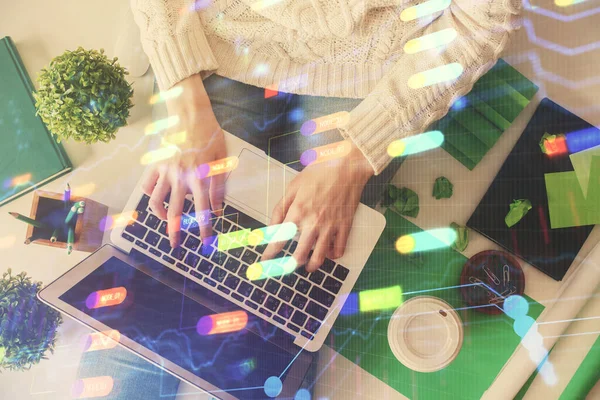 コンピュータやデータテーマのホログラムドローイングに取り組む女性の手の二重露出 トップビュー 技術コンセプト — ストック写真