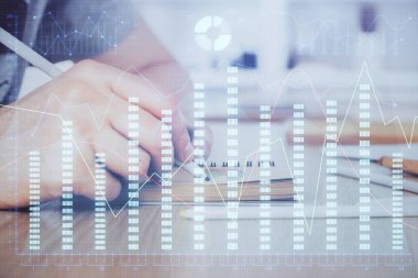 Borsa forex grafiği ile çoklu pozlama closeup eller. Araştırma ve analiz kavramı.