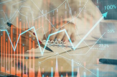 Forex grafik hologramı ile not lar yapan kadın ellerinin çift pozlama. Kavram teknik analizi.