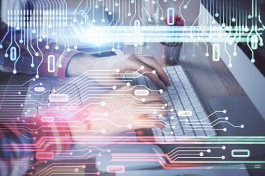 Teknoloji temalı hologramı olan bilgisayar geçmişi olan bir iş adamı. Büyük veri kavramı. Çift pozlama.