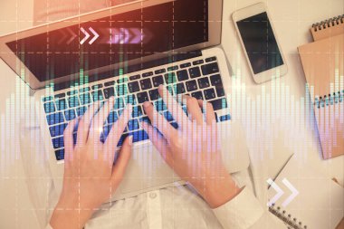 Bilgisayar ve ön x çizim hologramı üzerinde çalışan kadın elleri çift pozlama. Üst Manzara. Mali analiz kavramı.