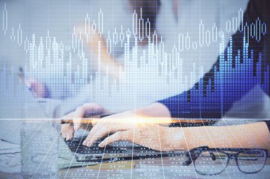 Bilgisayarda ve finansal grafik hologramında yazı yazan kadın ellerine çoklu maruz kalma. Borsa analizi kavramı.