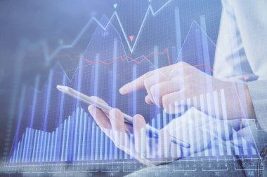 Bir adamın elini tutarken ve dijital bir cihaz ve ön grafik çizimi kullanırken çift pozlama. Finansal piyasa kavramı.