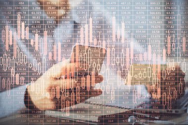 Bir adamın elini tutarken ve bir telefon ve mali grafik çizimi kullanırken çift pozlama. Analiz kavramı.