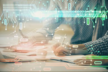 Teknoloji temalı hologramı olan bilgisayar geçmişi olan bir iş adamı. Yüksek teknoloji kavramı. Çoklu pozlama.