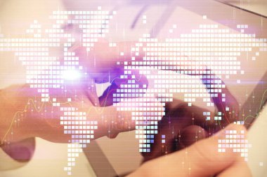 Adamın elini tutarken ve telefon kullanırken ve uluslararası iş teması çizerken çift pozlama.