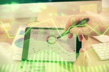 Bir adamın elini tutarken ve bir telefon ve finansal çizim kullanırken çift pozlama. Pazar analizi kavramı.