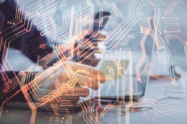 Dijital bir cihaz ve teknoloji temalı hologram çizimi kullanarak insanın elini tutarken çift pozlama. Teknoloji konsepti.