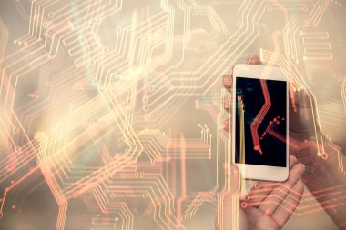 Teknoloji ikonu hologramına çift pozlama ve mobil cihaz kullanan bir kadın. Teknoloji konsepti.