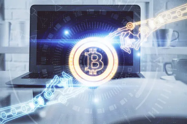 コンピュータの背景を持つブロックチェーンのテーマのホログラムとテーブルのマルチ露出 ビットコイン暗号通貨の概念 — ストック写真