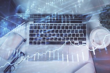 Bilgisayarla birlikte çok sayıda finansal şema çizimi. Araştırma kavramı. Üst görünüm.