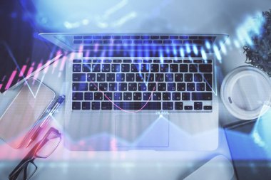 Bilgisayarla birlikte çok sayıda finansal şema çizimi. Araştırma kavramı. Üst görünüm.