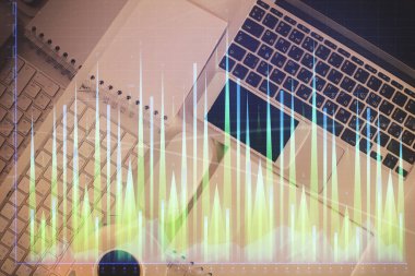 Finans piyasası grafiği ve masaüstü bilgisayarının üst görüntüsü. Çoklu maruz kalma. Yatırım kavramı.