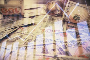 Forx grafiğinin çok sayıda görüntüsü bize dolar banknotları arka planında görünüyor. Finansal başarı piyasası kavramı.