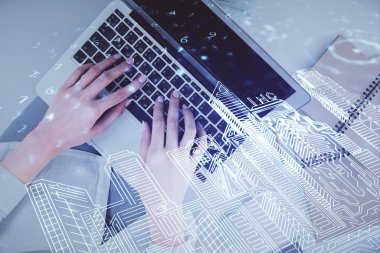 Bilgisayarda ve binalarda çalışan kadın elinin hologram çizimine iki kez maruz kalmış. Üst Manzara. akıllı şehir konsepti.