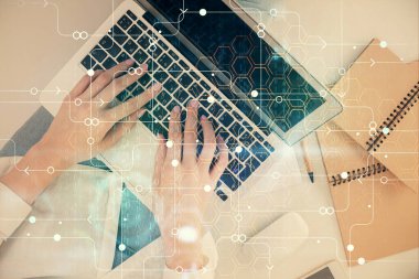Bilgisayar ve veri temalı hologram çizimlerinde çalışan kadın elleri çift pozlama. Üst Manzara. Teknoloji konsepti.