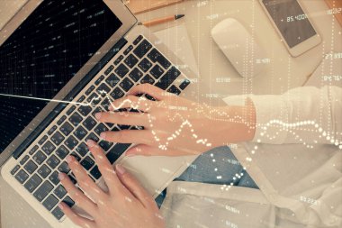 Bilgisayar ve ön x çizim hologramı üzerinde çalışan kadın elleri çift pozlama. Üst Manzara. Mali analiz kavramı.