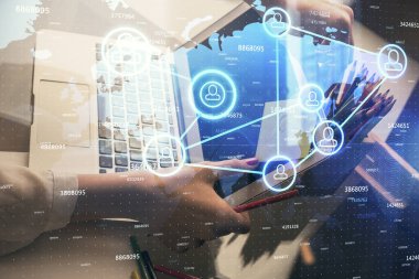 Kadın elinin bilgisayar ve sosyal ağ temalı hologram çizimlerinde çifte pozlama. Halk medyası kavramı.
