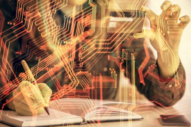 İnternetten alışveriş yapan bir kadının elinde kredi kartı ve teknoloji temalı bir çizim tutarken birden fazla pozu. Teknoloji konsepti.