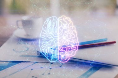 Bilgisayar ve beyin hologram çizerken masaüstüne çifte maruz kalma. Yapay zeka kavramı.