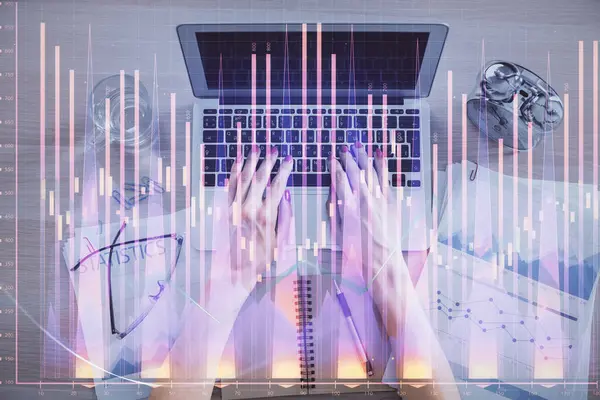 Dubbele Blootstelling Van Vrouwen Handen Werken Computer Forex Grafiek Hologram — Stockfoto