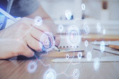 Teknoloji temalı çift pozlama ikonları olan insan elleri. Büyük veri kavramı.