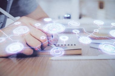 Adamın elleri arka planda notlarla çalışıyor. Sosyal ağ şeması. Karışık medya. Küresel. Çoklu pozlama.