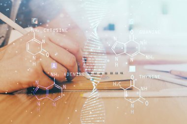 Adamın elleri arka planda notlarla çalışıyor. Genetik mühendisliği ve gen manipülasyonu kavramı. Çift pozlama.