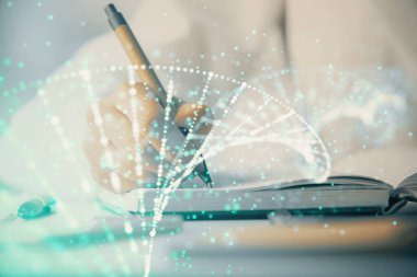 DNA temalı hologram, arka plan yazan kadınların ellerinde. Eğitim kavramı. Çift pozlama