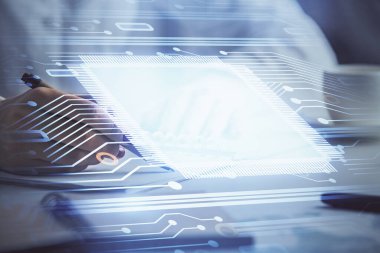 Veri teknolojisi hologramıyla arka planda kadının yazı eline birden fazla kez maruz kalmış. Yenilik kavramı.