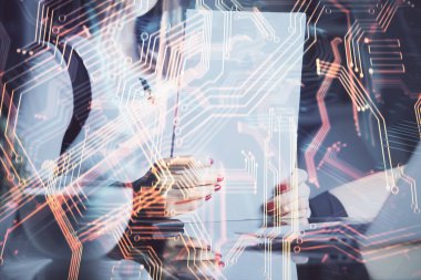 Teknoloji temalı hologramlar, arka plan notları alan kadınların elleri üzerinde. Teknoloji kavramı. Çift pozlama