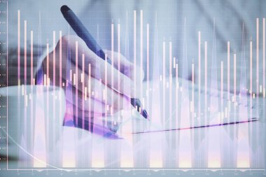 Forex grafiği, kadının elinde notlar alarak arka planda görüntülenir. Araştırma kavramı. Çift pozlama