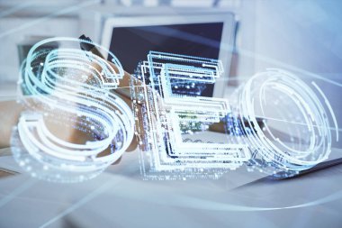 SEO simgesiyle notlar alan çok sayıda kadının ellerine maruz kalmış. Arama motoru optimizasyonu kavramı