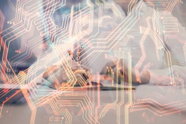 Teknik temalı hologram, arka plan notları alan kadınların eline göre daha üstün. Yüksek teknoloji kavramı. Çift pozlama