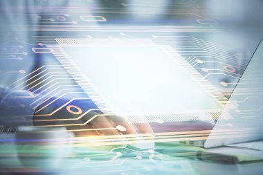 Teknoloji temalı hologramı olan bilgisayar geçmişi olan bir iş adamı. Yüksek teknoloji kavramı. Çoklu pozlama.