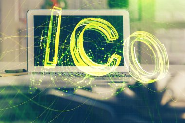 Engelleme zincirine ve kripto ekonomi temalı holograma ve bilgisayar arkaplanlı masaya çoklu maruz kalma. Bitcoin kripto para kavramı.