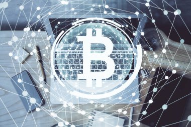Blockchain temalı holograma ve bilgisayar arkaplanlı masaya çift pozlama. Bitcoin şifreleme para birimi kavramı.
