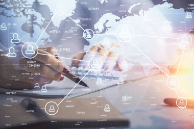 Sosyal ağ temalı hologram ellerin not almasından üstündür. Küresel uluslararası insan kavramı bağlanıyor. Çift pozlama