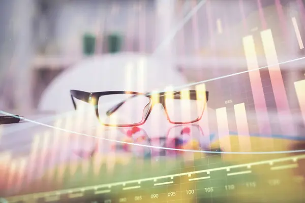 Hologramm Des Finanzdiagramms Mit Brille Auf Dem Tischhintergrund Geschäftskonzept Doppelbelastung — Stockfoto