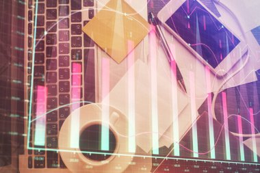 Bilgisayarla arka plan üzerine iki kat mali şema çizimi. Araştırma ve analiz kavramı. Üst görünüm.