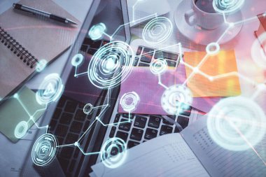 Masaüstü arkaplanındaki bilgisayar üzerinden sosyal ağ hologramı çizimleri. Üst Manzara. Çoklu maruz kalma. İnsanlarla bağlantı kavramı.