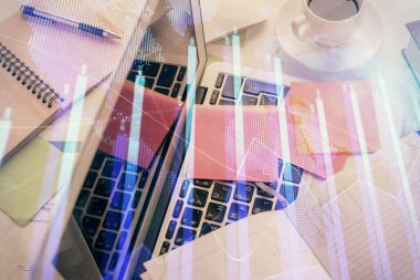 Bilgisayarla birlikte çok sayıda finansal şema çizimi. Araştırma ve analiz kavramı. Üst görünüm.