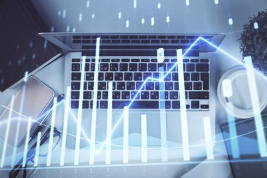 Bilgisayarla birlikte çok sayıda finansal şema çizimi. Araştırma kavramı. Üst görünüm.